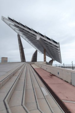 İspanya 'nın Barcelona kentindeki Port Olimpic' te bulutlu bir gökyüzü altında kendine özgü güneş paneli kurulumunun geniş açılı bir görüntüsü