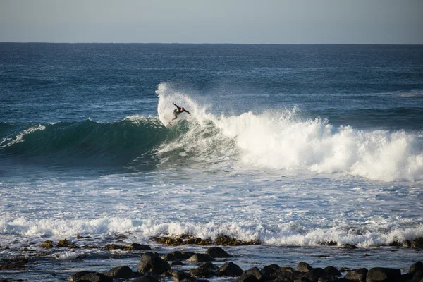 Surfista na onda azul do oceano — Fotografia de Stock