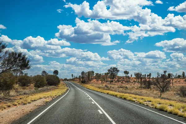 Guidare lungo la strada nell'entroterra australiano — Foto Stock