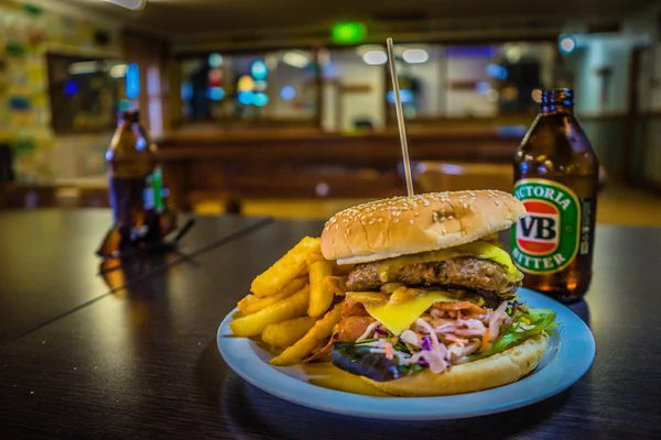 Hamburger ve bira tablo — Stok fotoğraf