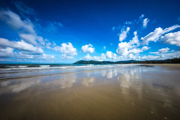 Güzel gökyüzü ile bir plaj görünümünü