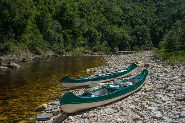 Canoes on river coast — Stock Photo, Image