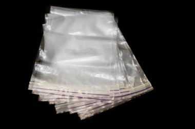 Hava geçirmez mühürlü boş plastik poşetler. Canlı doğal fotoğraf, ambalaj konsepti, küçük eşyaların depolanması, endüstriyel tasarım ve düzen. Boşluğu kopyala.