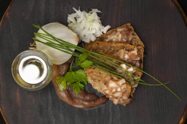 Geleneksel çerez, çavdar ekmeği, balık havyarı ve taze soğan. Restoran menüsü ya da yemek blogu için zarif detaylarla üst görünüm, otantik kırsal sunum.