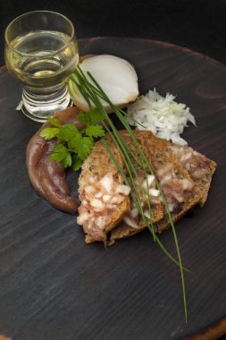 Çavdar ekmeği, ringa havyarı, yeşil soğan ve bir bardak votkayla otantik bir hayat. Bir restoran menüsü veya yemek içeriği için taşra tarzı, derin gölgeler ve profesyonel servis.