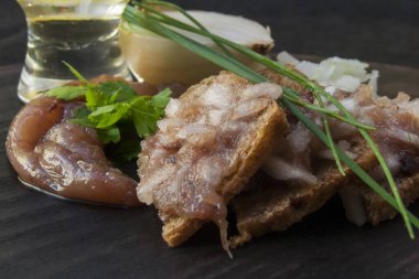 Balık havyarı ve taze otlarla geleneksel çavdar ekmeğine yakın plan çekimler. Koyu ahşap üzerinde besin içeriği için anlamlı malzeme dokularıyla kırsal sunum.