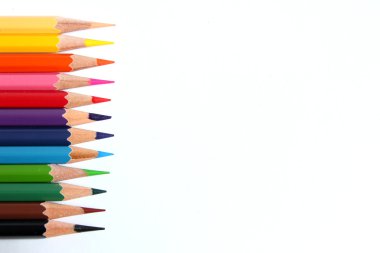 beyaz arkaplanda renk kalemi