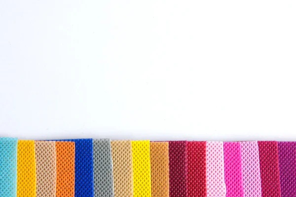Roupas coloridas em fundo branco — Fotografia de Stock