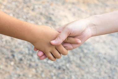 Çocuk ve yetişkin arasındaki el toka