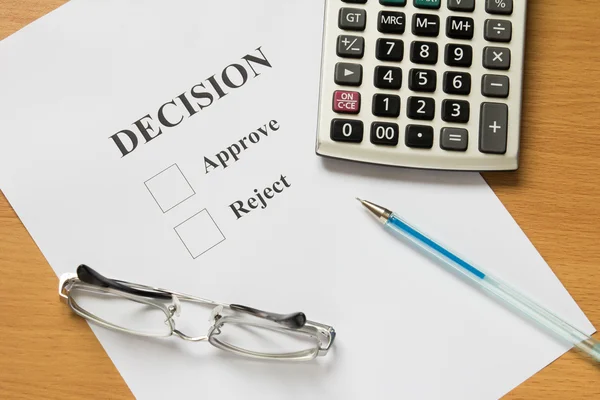 Decision paper on wood table — Stock Photo, Image