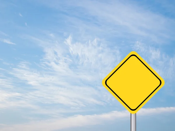 Üres figyelmeztető transportaion jele a kék ég háttér — Stock Fotó