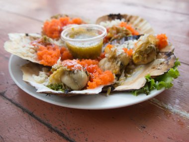 Ahşap masa üzerinde ızgara tarak