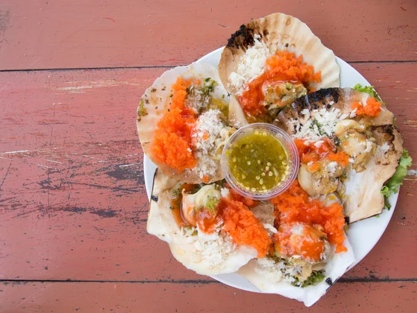 Ahşap masa üzerinde ızgara tarak