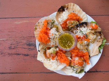 Ahşap masa üzerinde ızgara tarak