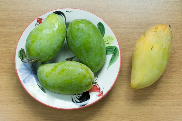 Grüne Mango und gelbe Mango — Stockfoto