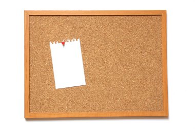 Corkboard beyaz zemin üzerine yerleştirilmiş kağıt ile