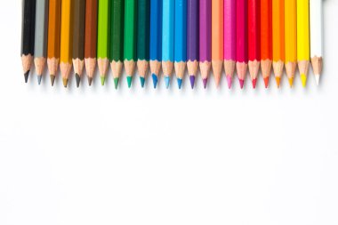 beyaz arkaplanda renk kalemi