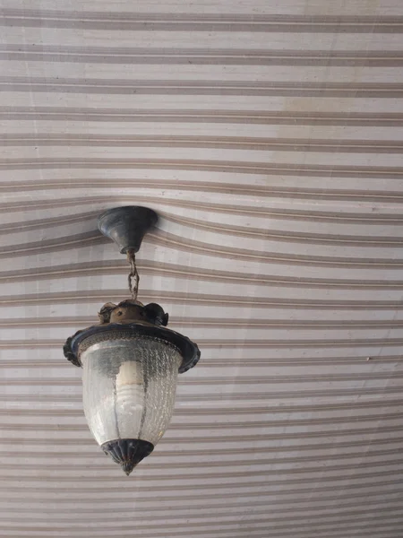 Lampe hängt auf Markise — Stockfoto