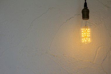 Ampul beyaz duvara asmak