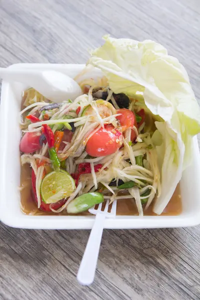 Салат из папайи, тайская еда Som Tum — стоковое фото