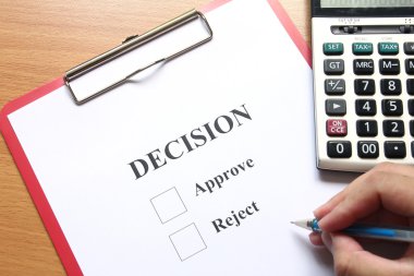 Karar kağıt ve ahşap masa hesap makinesi