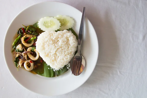 Makanan pedas Thailand, cumi-cumi dengan kemangi, dan bentuk hati beras — Stok Foto