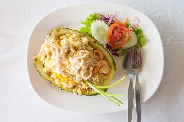 Тайская еда, Жареный рис в ананасе — стоковое фото