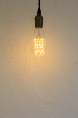 Ampul beyaz duvara asmak