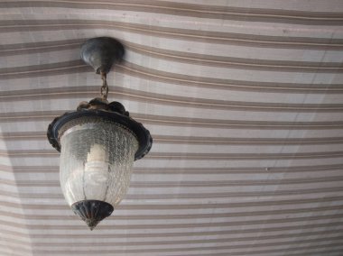 Tente üzerinde asılı lamba