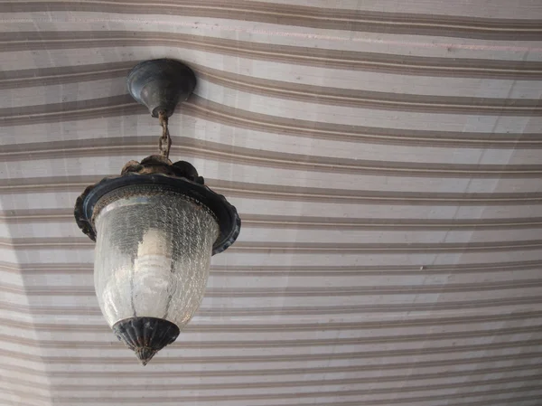 Tente üzerinde asılı lamba