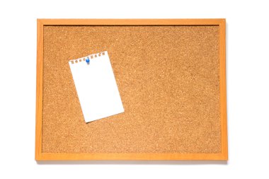 Corkboard beyaz zemin üzerine yerleştirilmiş kağıt ile