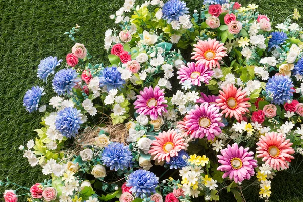 Grupp av färgglada vacker konstgjord blomma — Stockfoto