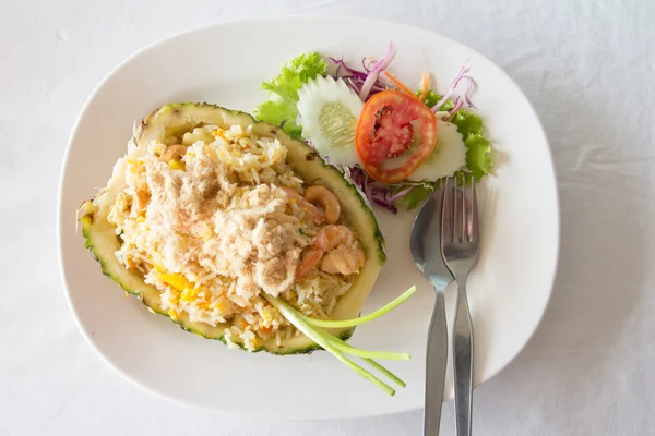 Masakan Thailand, nasi goreng dalam nanas — Stok Foto