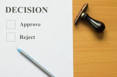 Karar kağıt kalem ve lastik damgası ile