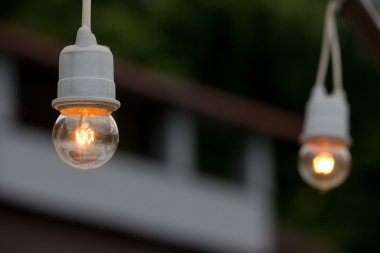 Ampul açık asılı 