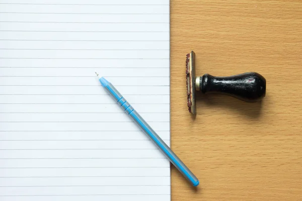 Nota de papel con lápiz azul y sello de goma — Foto de Stock