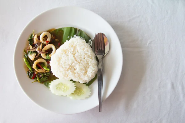 Makanan pedas Thailand, cumi-cumi dengan kemangi, dan bentuk hati beras — Stok Foto