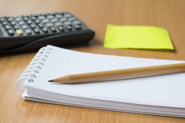 Not kağıdı, hesap makinesi ve kalem 