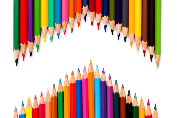 Rad med färg penna placeras på vit bakgrund — Stockfoto