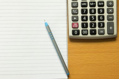 Mavi kalemle kağıt Not hesaplama