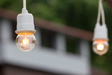 Ampul açık asılı