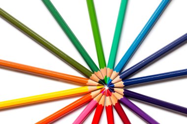 Güneş beyaz arka plan üzerinde veri bloğu olarak yerleştirilen renkli kalem