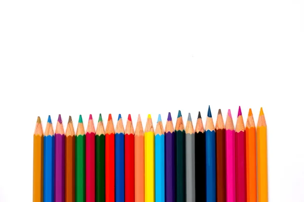 Ряд цветного карандаша помещен на белом фоне — стоковое фото