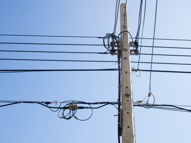 Mavi gökyüzü arka plan beton direğe elektrik hattı