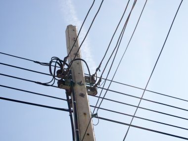 Mavi gökyüzü arka plan beton direğe elektrik hattı