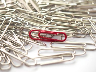 Kırmızı ataş Haritayı beyaz adam üzerinde diğerlerinden farklı