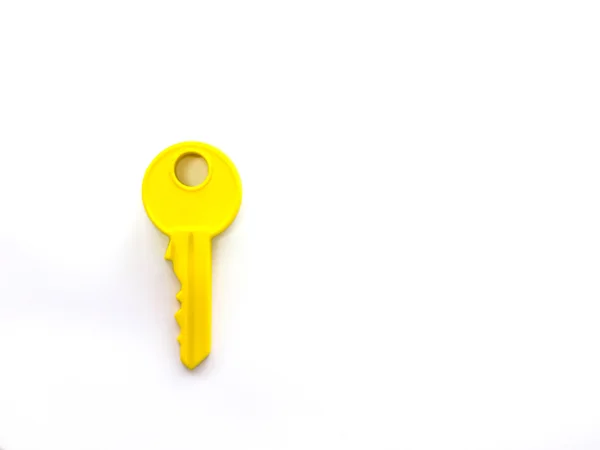Желтый ключ игрушки на белом фоне — стоковое фото