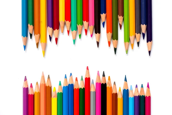 Ряд цветного карандаша помещен на белом фоне — стоковое фото