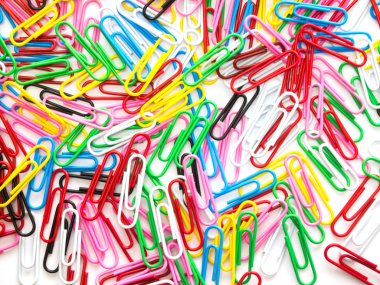 Beyaz arka plan üzerinde renkli ataş yığını