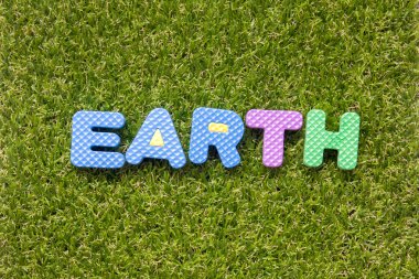 Oyuncak alfabe ifade dünya suni yeşil çim zemin üzerine